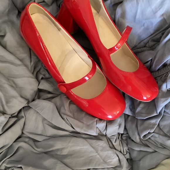 Red patent leather Mary Jane style shoes - Picture 5 of 5